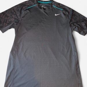Nike Men's Black and Grey T-shirt